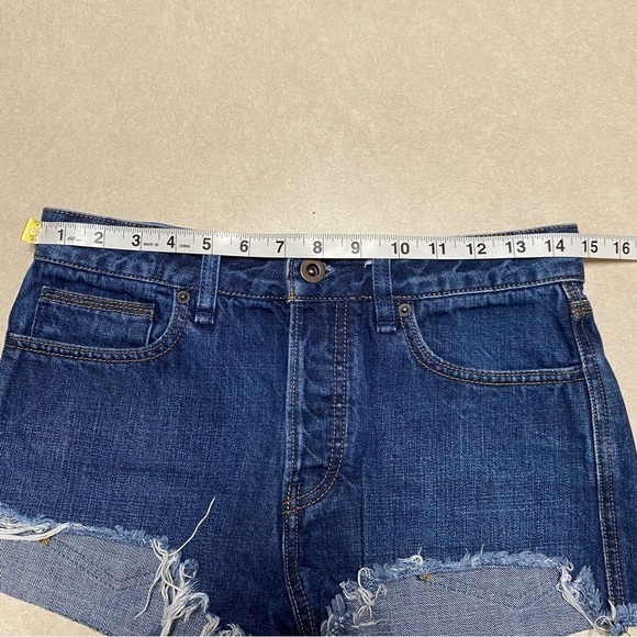 Free People Shorts Womens Size 26 Dark wash Loving Good Vibrations Cut Off Short - Picture 8 of 14